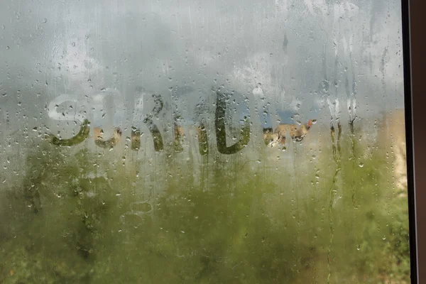 Gotas de lluvia en un vaso sudoroso. Tristeza tristeza tristeza otoño . — Foto de Stock