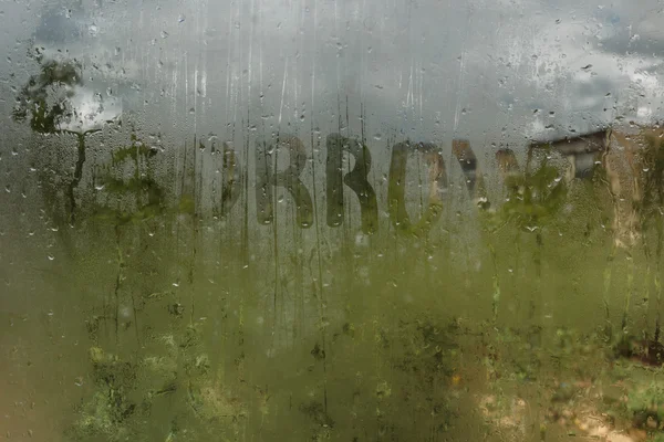 Regendruppels op een zweterige glas. Verdriet verdriet somberheid herfst. — Stockfoto