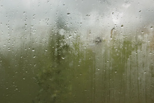 Des gouttes de pluie sur un verre moite. Tristesse tristesse tristesse automne . — Photo