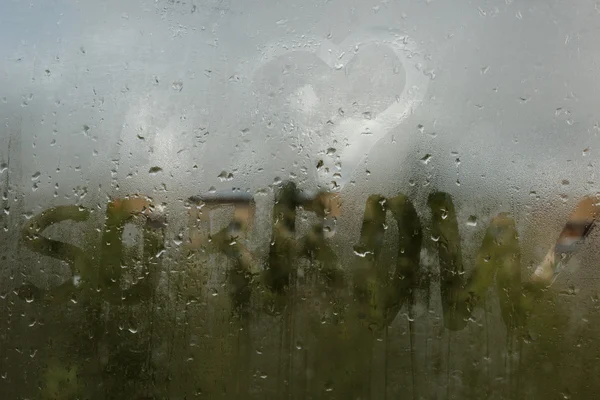 Gotas de lluvia en un vaso sudoroso. Tristeza tristeza tristeza otoño . — Foto de Stock