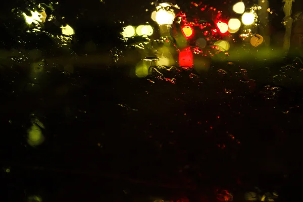 ฝนตกบนกระจกที่เหงื่อออก ความเศร้าโศกเศร้า ความเศร้าโศกในฤดูใบไม้ร่วง . — ภาพถ่ายสต็อก