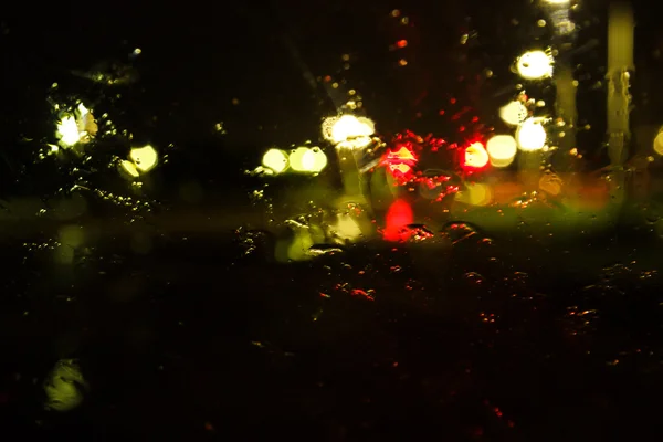 Dešťové kapky na propocené skla. Smutek žal přítmí podzim. — Stock fotografie