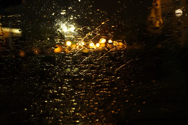 Gotas de lluvia en un vaso sudoroso. Tristeza tristeza tristeza otoño . — Foto de Stock