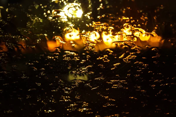 Regentropfen auf einem schweißtreibenden Glas. Traurigkeit Traurigkeit Trübsinn Herbst. — Stockfoto