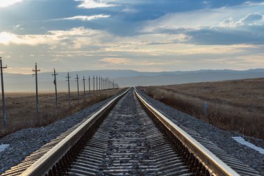 Uzağa uzanan demiryolu rayları