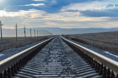 Uzağa uzanan demiryolu rayları