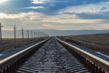 Uzağa uzanan demiryolu rayları