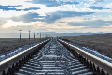 Uzağa uzanan demiryolu rayları