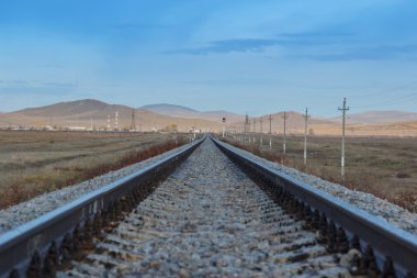 Uzağa uzanan demiryolu rayları