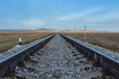 Uzağa uzanan demiryolu rayları