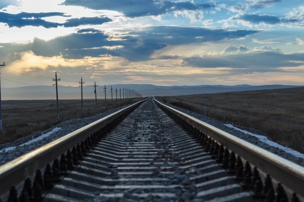 Uzağa uzanan demiryolu rayları