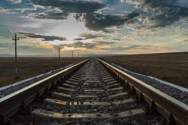 Ferrocarriles de estiramiento en la distancia — Foto de Stock