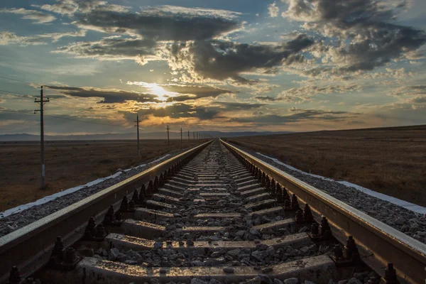 Vasúti sínek nyúlnak a távolba — Stock Fotó