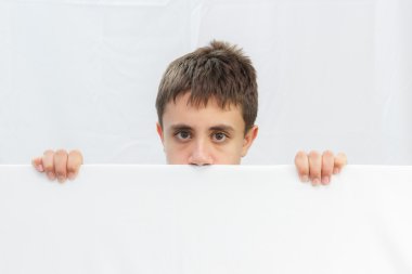 Beyaz bir arka planda yüzün yarısı kulak genç çocuk