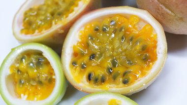 Yeşil tutku beyaz yemek yakın çekim izole meyve