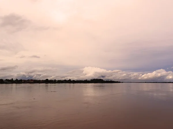 Mekong rivier bekeken vanaf de zijkant van Thailand — Stockfoto