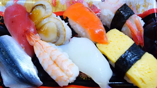 Taze suşi geleneksel Japon yemeği. — Stok fotoğraf