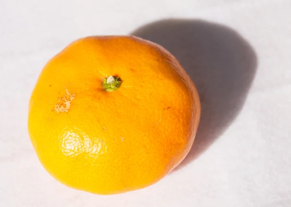 Laranja sobre um fundo branco — Fotografia de Stock