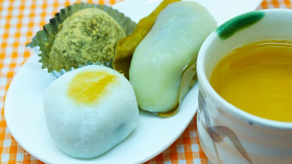 Moji japonés es japonés delicioso desser con té verde caliente — Foto de Stock