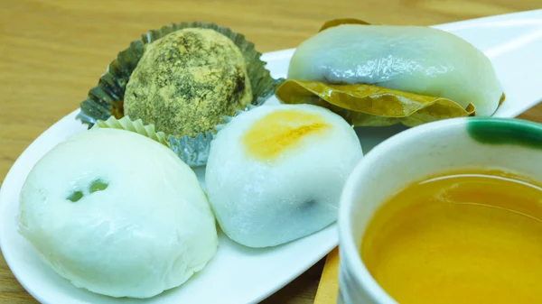 Moji japonés es japonés delicioso desser con té verde caliente — Foto de Stock