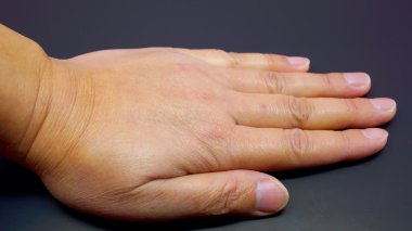 Kadınlar siyah arka plan üzerine el