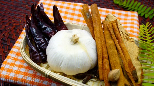 Especias de temporada para hacer comida tailandesa — Foto de Stock