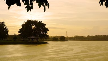 Kamu parkı, Udonthani Tayland Yağmurlu bir gün üzerinde bakış açısı