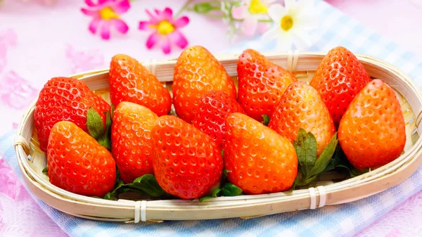 sepet içinde taze Japon çilek