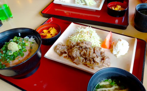 Japannese jedzenie w restauracji japońskiej rodziny — Zdjęcie stockowe