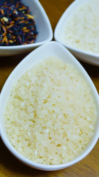 Arroz preto e branco na placa branca — Fotografia de Stock