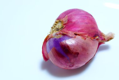 Bir kırmızı soğan Allium Ascalonicum bambu sepet üzerinde