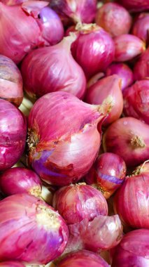 Kırmızı soğan Allium Ascalonicum bambu sepet üzerinde
