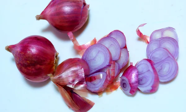 Lök, hel och skivad Allium oschaninii — Stockfoto