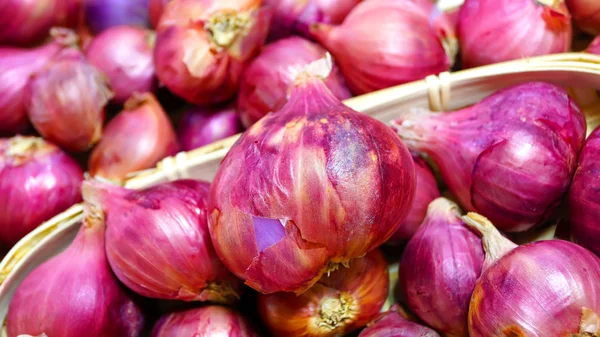 Cipolla Rossa Allium Ascalonicum su cesto di bambù — Foto Stock