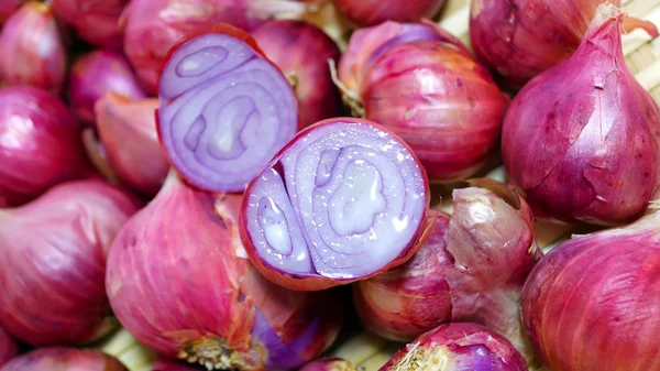 Kırmızı soğan Allium Ascalonicum bambu sepet üzerinde