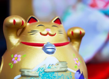 Klasik Japon maneki-neko (şanslı kedi) 