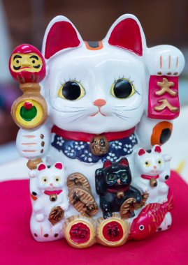 Klasik Japon maneki-neko (şanslı kedi)