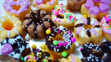 el yapımı renkli ve beyaz zemin üzerine lezzetli mini çörekler