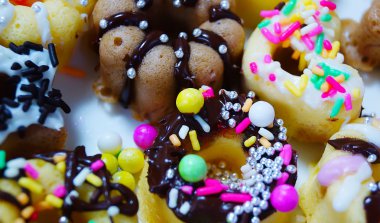 el yapımı renkli ve beyaz zemin üzerine lezzetli mini çörekler