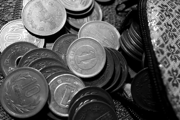 Японская монета в кошельке на черно-белом — стоковое фото