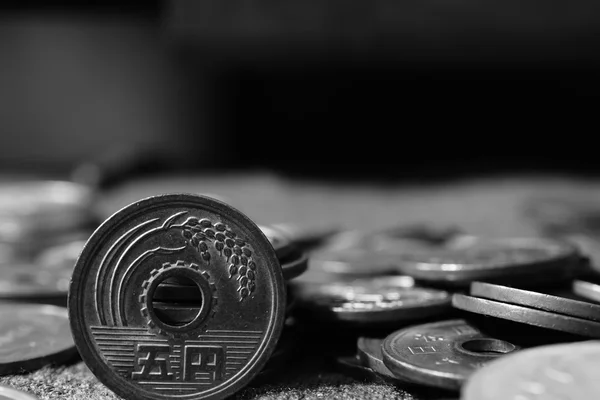 Японская монета в кошельке на черно-белом — стоковое фото