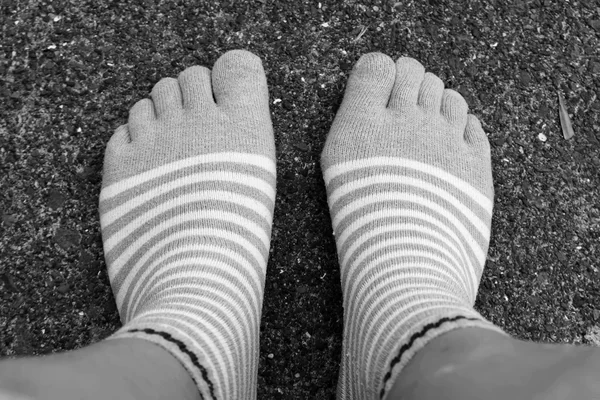 Siyah ve beyaz çorap beş parmak tarzı giyim