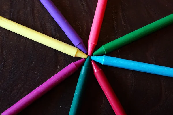 Coloridos crayones pastel de aceite sobre una mesa negra de madera —  Fotos de Stock