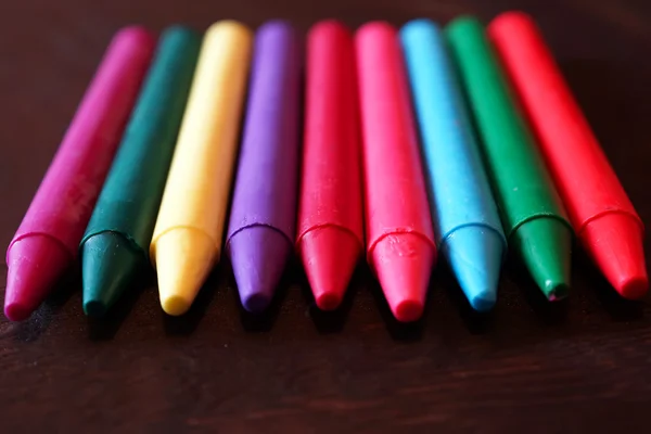 Coloridos crayones pastel de aceite sobre una mesa negra de madera —  Fotos de Stock