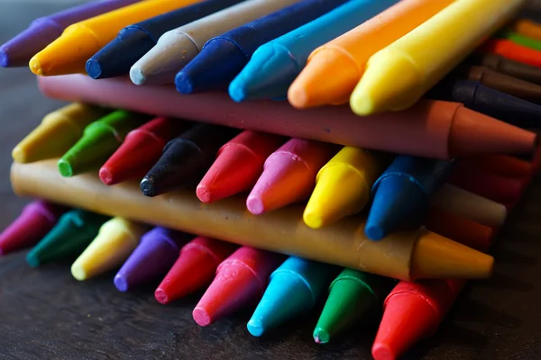 Coloridos crayones pastel de aceite sobre una mesa negra de madera —  Fotos de Stock