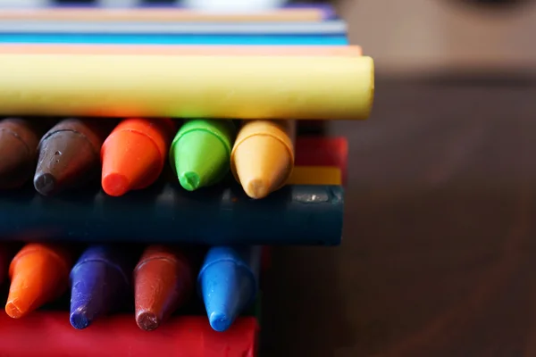 Coloridos crayones pastel de aceite sobre una mesa negra de madera —  Fotos de Stock