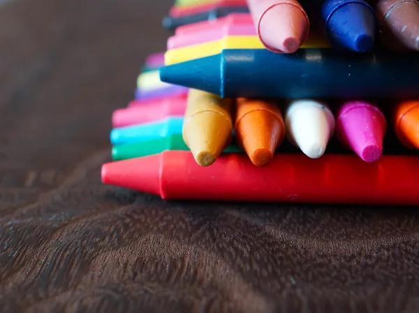 Coloridos crayones pastel de aceite sobre una mesa negra de madera —  Fotos de Stock