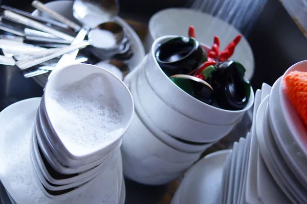 Lavagem de pratos com detergente e água — Fotografia de Stock