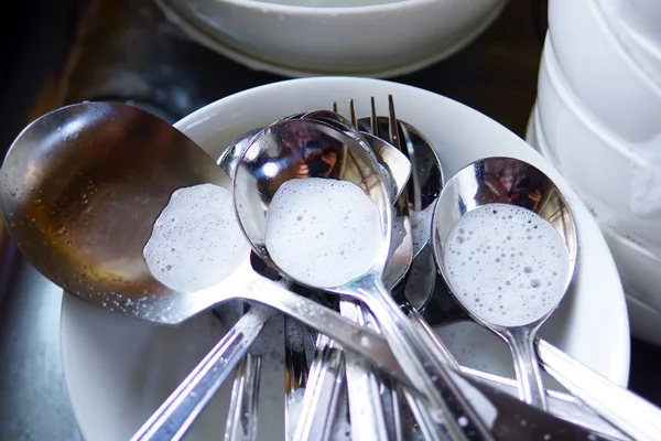 Lavado de platos con detergente y agua — Foto de Stock