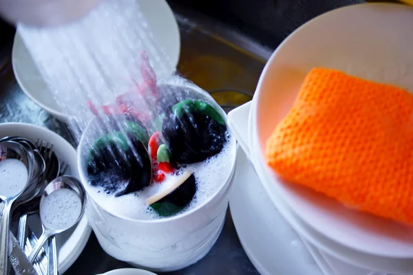 Lavado de platos con detergente y agua — Foto de Stock